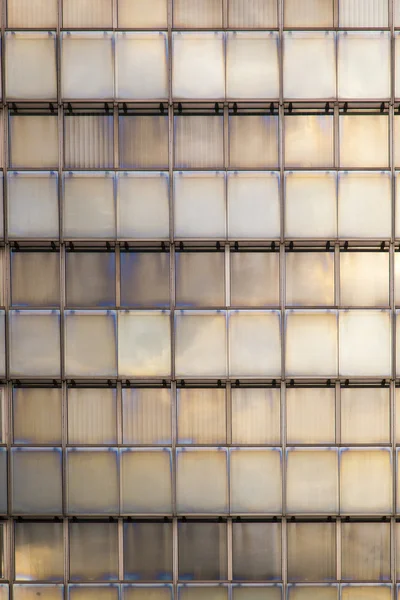 Riflessione di cielo e nubi in una facciata di un grattacielo — Foto Stock