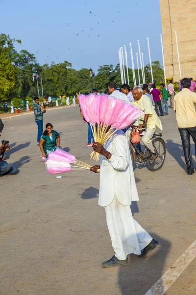 Ventas en la puerta de la India ofrecen algodón de azúcar a los turistas indios — Foto de Stock