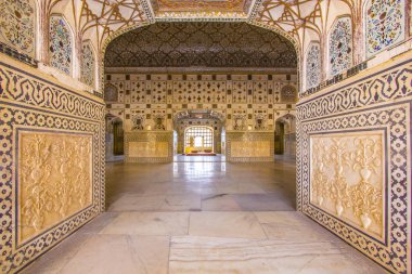 Gümüş ve zengin bir şekilde dekore edilmiş amber fort aynalarda duvarları. jaip