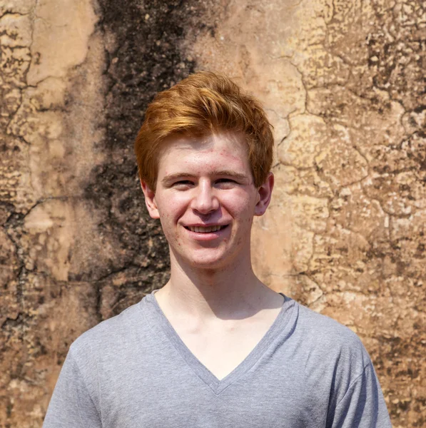Портрет 16-летнего мальчика с рыжими волосами с гранжевой спинкой — стоковое фото