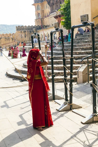 Indian women queue up for entrance to the yearly prozession — Stock Photo, Image