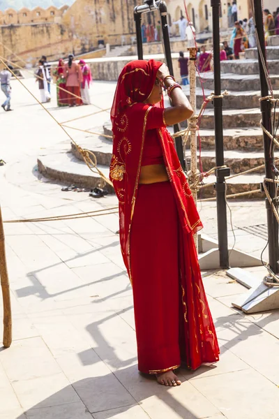 Indian women queue up for entrance to the yearly prozession — Stock Photo, Image