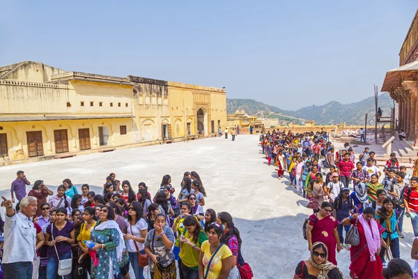 Mujeres indias hacen cola para la entrada a la prozesión anual —  Fotos de Stock