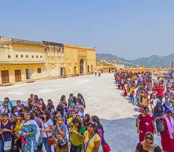 Indian women queue up for entrance to the yearly prozession — Stock Photo, Image