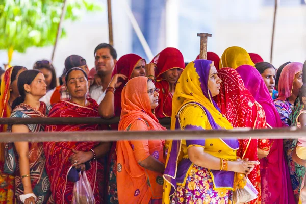 Индийские женщины стоят в очереди на вступление в ежегодный прозекшен — стоковое фото