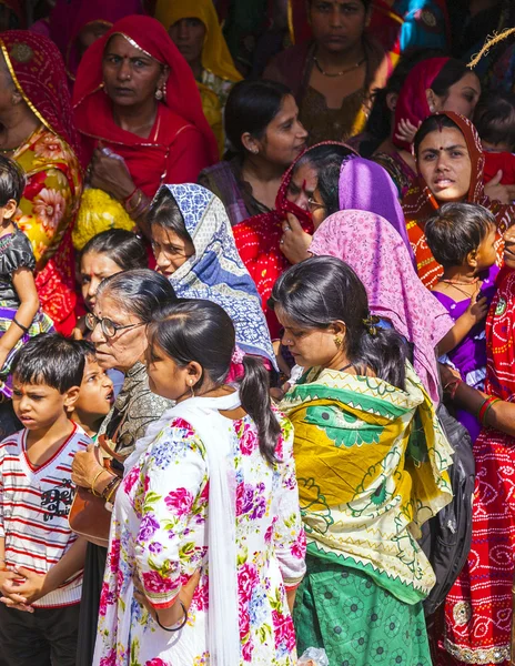 Donne indiane in coda per l'ingresso alla prozessione annuale — Foto Stock