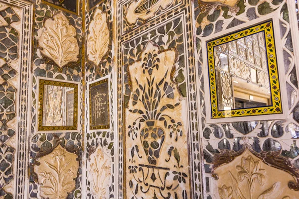 Details voor wanden in rijk versierde amber fort in jaipur, india — Stockfoto