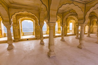 amber fort sütunlu salonu. Jaipur, Hindistan