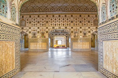 Gümüş ve zengin bir şekilde dekore edilmiş amber fort aynalarda duvarları. jaip