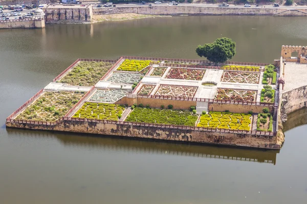 Maota λίμνη και κήπους του πορτοκαλί φρούριο στην Τζαϊπούρ, Ρατζαστάν, Ινδία — Φωτογραφία Αρχείου