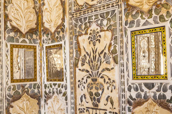 Details voor wanden in rijk versierde amber fort in jaipur, india — Stockfoto