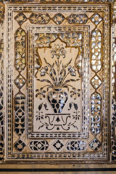 Details voor wanden in rijk versierde amber fort in jaipur, india — Stockfoto