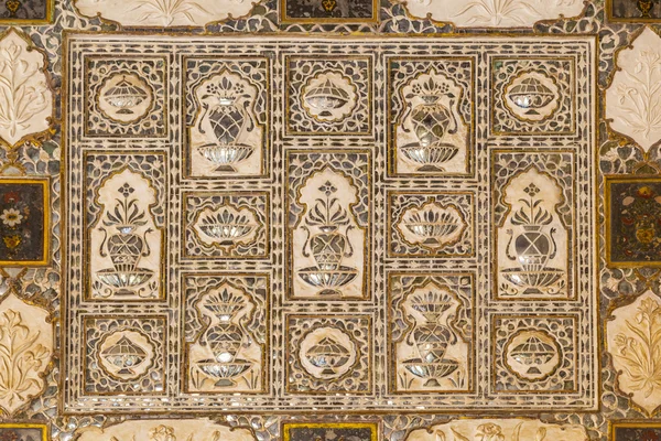 Dettagli delle pareti in ricco fortino di Ambra decorato a Jaipur, India — Foto Stock