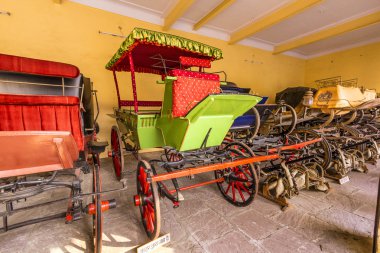 jaipur, Hindistan şehir sarayda otobüslerle topluluğu.