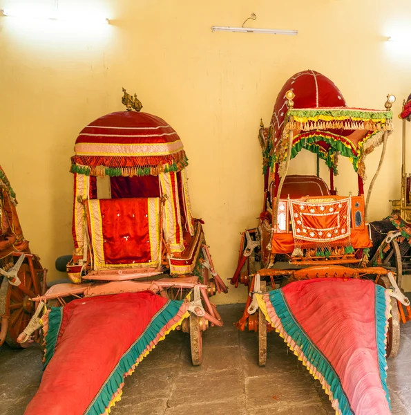 Colección de autocares en el Palacio de la Ciudad en Jaipur, India . — Foto de Stock