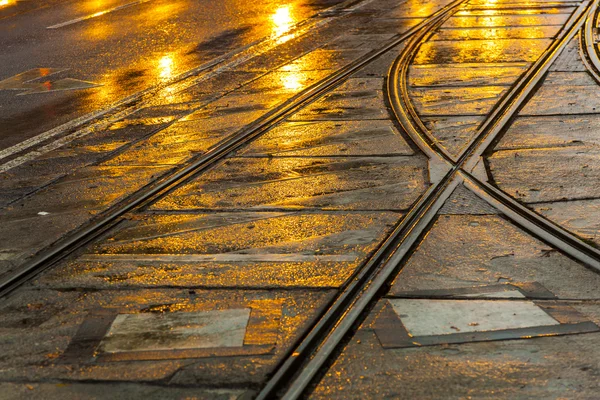 Natte trolley rails in het licht en de straten zijn weerspiegelt licht — Stockfoto