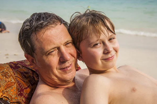 Père est cuillère avec son fils souriant heureux — Photo