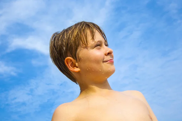 Felice giovane ragazzo con i capelli castani enyoys la spiaggia tropicale — Foto Stock