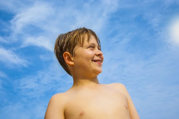 Glücklicher kleiner Junge mit braunen Haaren am tropischen Strand — Stockfoto