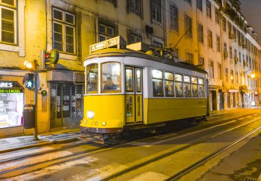 geleneksel sarı tramvay şehir merkezinde gece Lizbon
