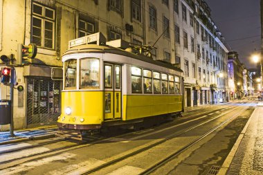 geleneksel sarı tramvay şehir merkezinde gece Lizbon