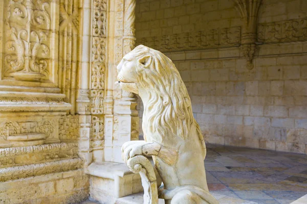 O leão de água no belo Mosteiro dos Jerónimos em Lisboa — Fotografia de Stock