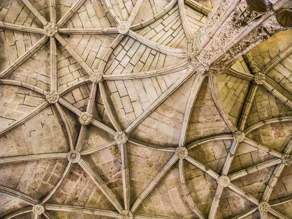 Красивый потолок в Иеронимосском монастыре в Белеме — стоковое фото