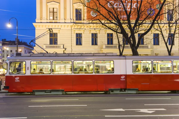 Zabytkowy Tramwaj działa w Wiedniu w późnym popołudniem w dist pierwszy — Zdjęcie stockowe