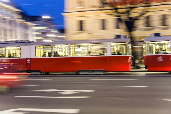 Historiska spårvagnen fungerar i Wien i slutet av eftermiddagen i första dist — Stockfoto