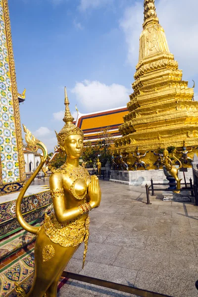 Un kinaree de oro, una figura mitológica, está observando el templo —  Fotos de Stock