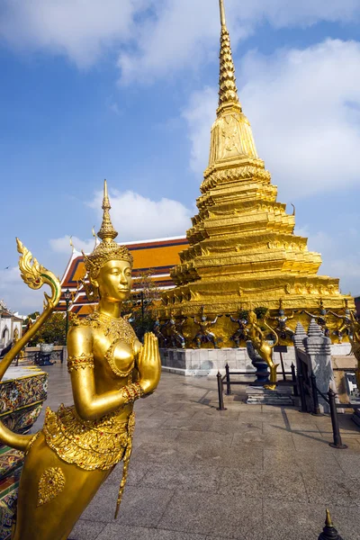 Un kinaree de oro, una figura mitológica, está observando el templo —  Fotos de Stock