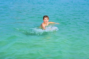 yakışıklı çocuk ile tropikal oce elinde SAÇTIRMA sahiptir.