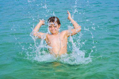 yakışıklı çocuk ile tropikal oce elinde SAÇTIRMA sahiptir.