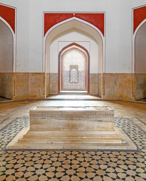 Внутри гробницы Хумаюнов с мраморной гробницей — стоковое фото