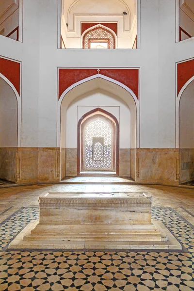 Inside humayuns tomb with marble tomb — Stock Photo, Image