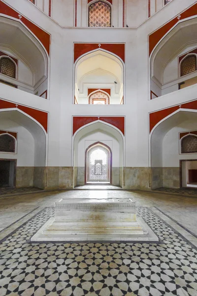 Inside humayuns tomb with marble tomb — Stock Photo, Image