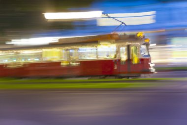 Viyana 'da hareket halindeki klasik tramvay