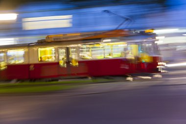 Viyana 'da hareket halindeki klasik tramvay