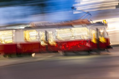 Viyana 'da hareket halindeki klasik tramvay