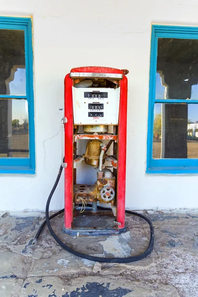 Oude benzinepomp indiening bij het verlaten station — Stockfoto