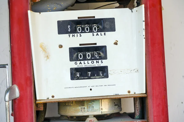 Vieja bomba de depósito de gasolina en la estación abandonada — Foto de Stock