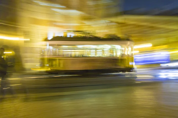 在晚上，著名的电车，里斯本历史路面电车运行 — 图库照片