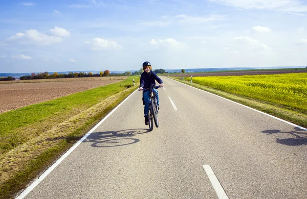 Jeune garçon en tournée avec le vélo — Photo