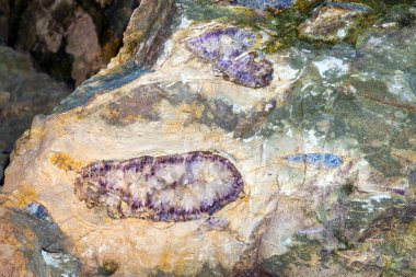 madendeki güzel değerli taşlar