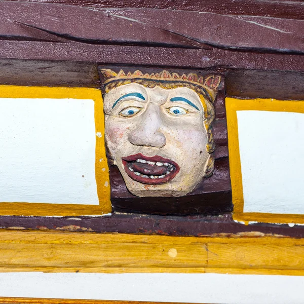 Madeira escultura com rostos engraçados em madeira balk de quadro antigo h — Fotografia de Stock