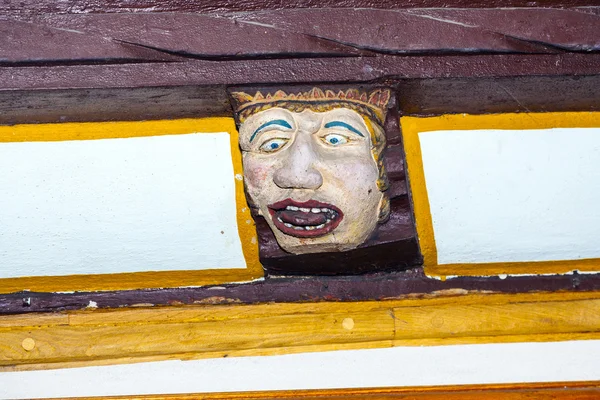 Wood carving med roliga ansikten på timmer balk av gamla RAM h — Stockfoto