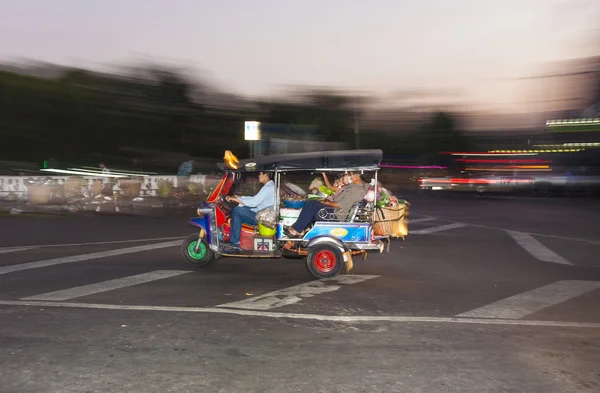 Man draagt kunststofkratten op een zak barrow — Stockfoto