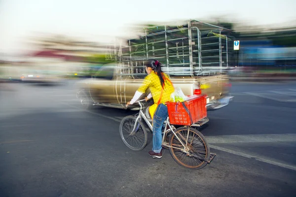 Lady drives home with bike in early morning from the flower mar — Stock Photo, Image
