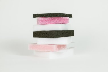 farklı renk ve boyutlarda polistiren biçimleri