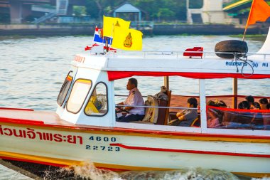 seyahat tipik uzun botla nehirde mae nam chao